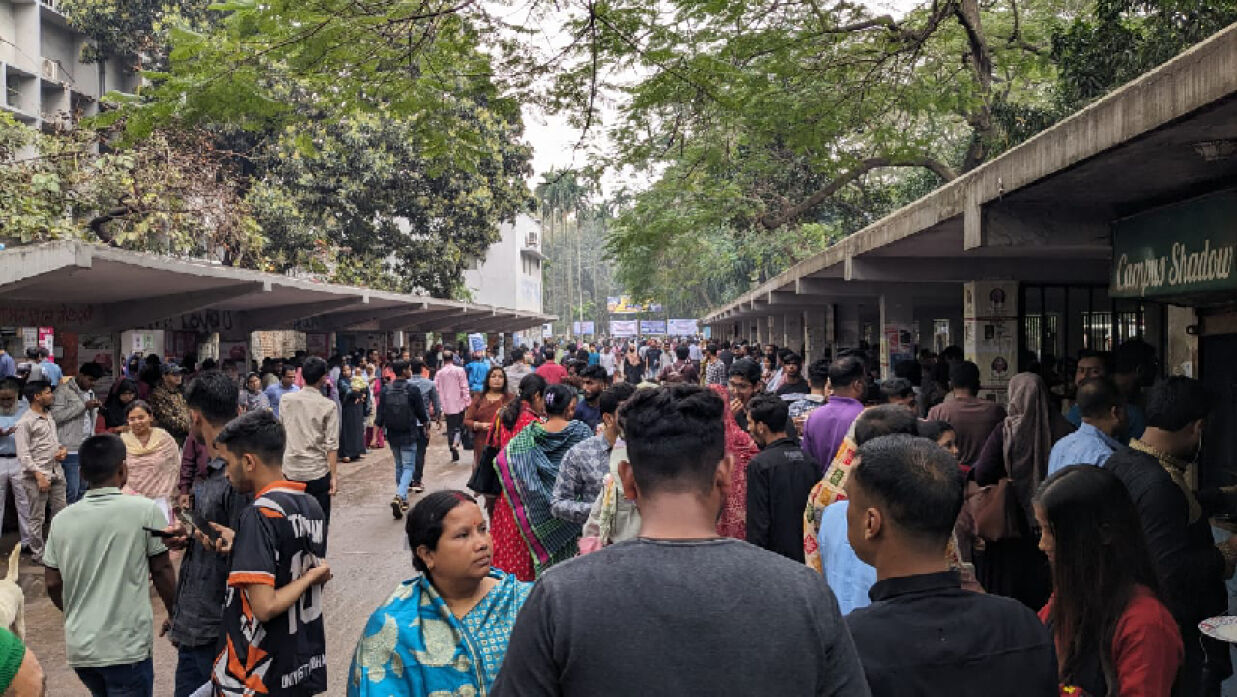 কেন্দ্র চিনতে সহযোগিতা করছেন বিশ্ববিদ্যালয়ের শিক্ষার্থীরা