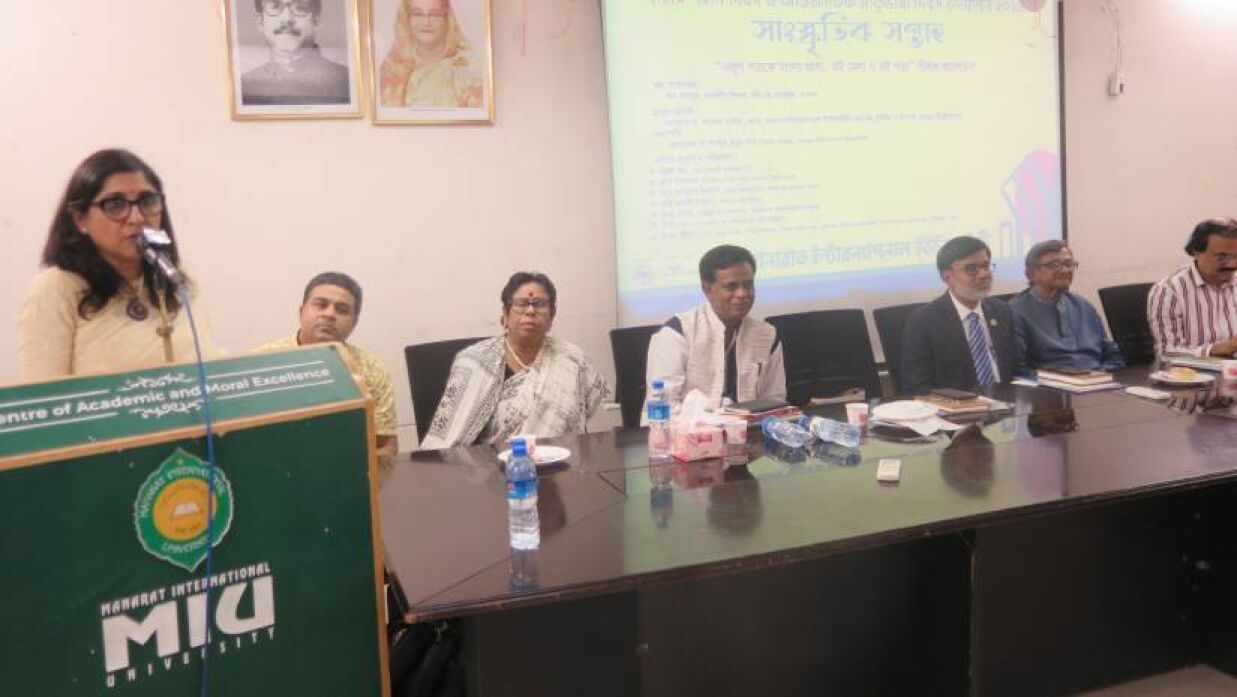 আলোচনা সভায় বক্তব্য রাখছেন জগন্নাথ বিশ্ববিদ্যালয়ের উপাচার্য অধ্যাপক ড. সাদেকা হালিম