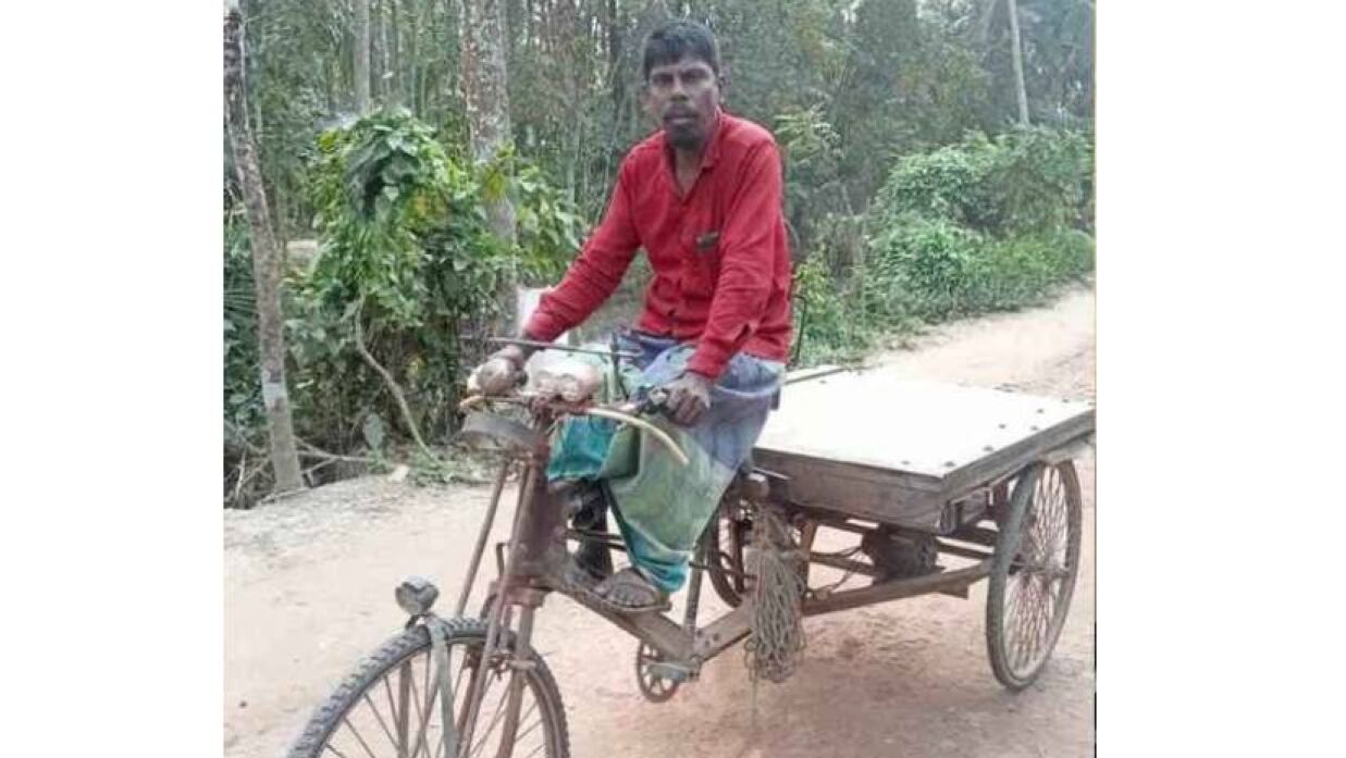 পেশায় একজন ভ্যান চালক হায়দার আলী