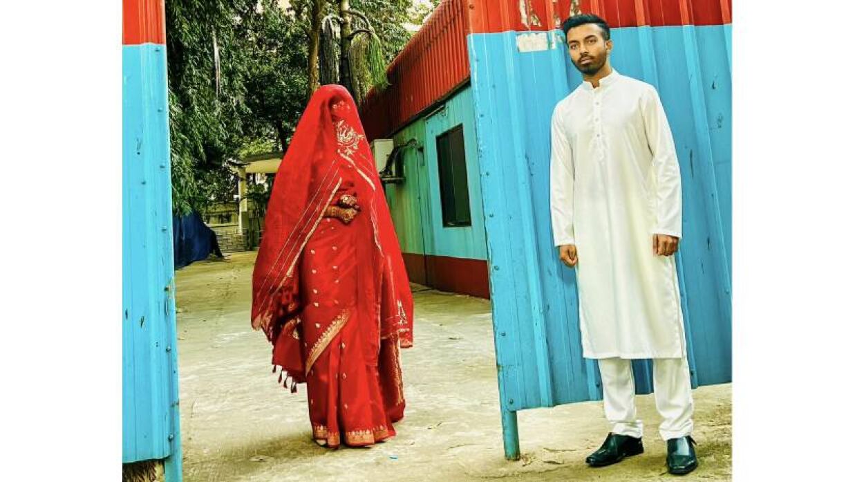 আকদ অনুষ্ঠান শেষে মসজিদ প্রাঙ্গণে স্ত্রীর সঙ্গে ছবিটি শেয়ার করেন ফারাজ করিম