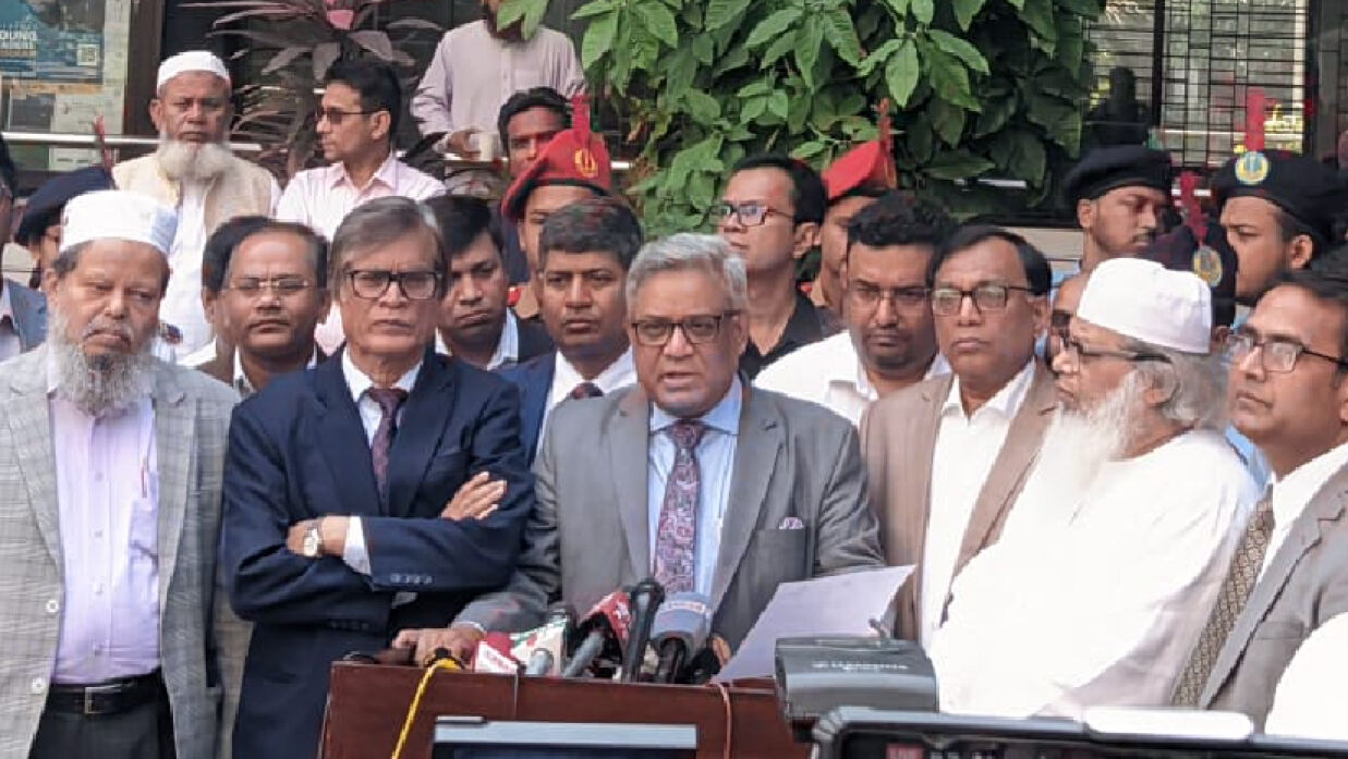 সাংবাদিকদের সাথে কথা বলছেন ঢাবি উপাচার্য অধ্যাপক এ এস এম মাকসুদ কামাল