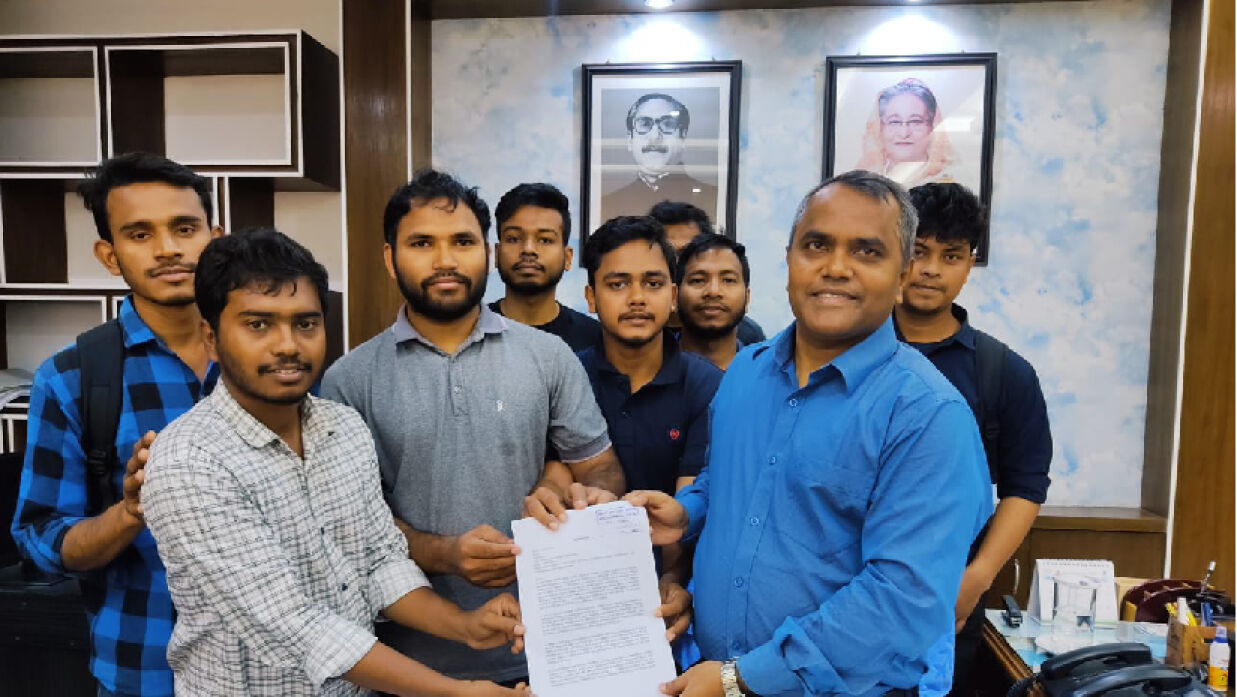 'শিক্ষকের সম্মান প্রতিষ্ঠার আন্দোলন' স্থগিত, ৫ দাবিতে স্মারকলিপি