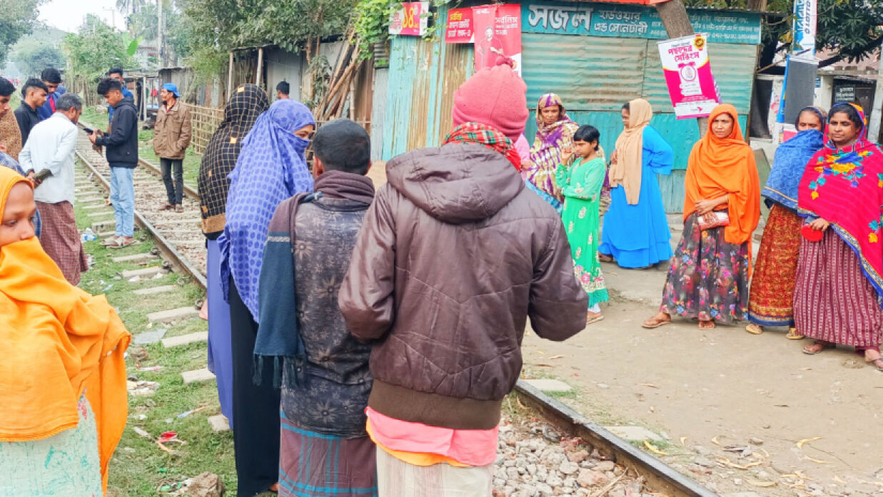 কোলের শিশুকে নিয়ে ট্রেনের নিচে ঝাঁপ মায়ের