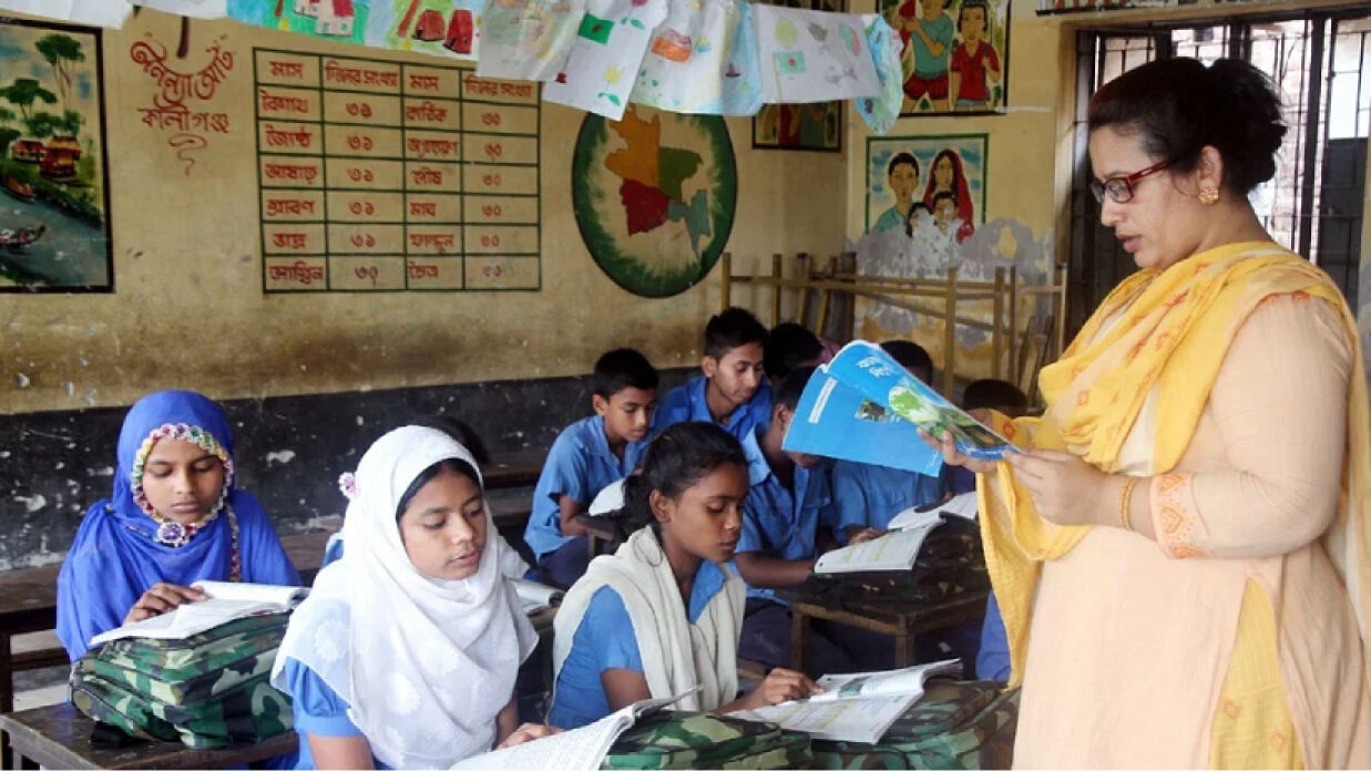 শ্রেণিকক্ষে শিক্ষক