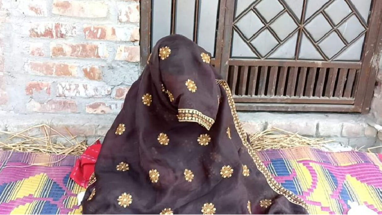 স্ত্রীর স্বীকৃতি দাবিতে পুলিশের বাড়িতে কলেজছাত্রীর অনশন