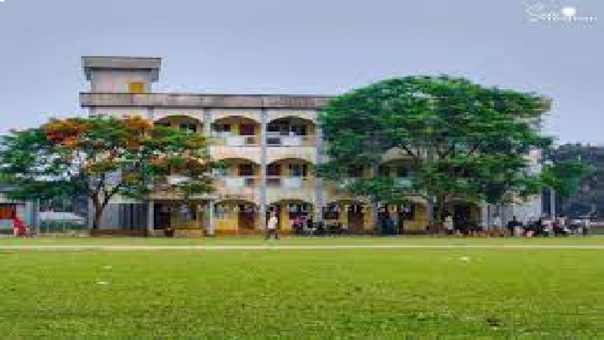 বাবার মরদেহ বাড়িতে রেখে এসএসসি পরীক্ষায় মেয়ে, কেন্দ্রে কান্নায় ভেঙে পড়েন 