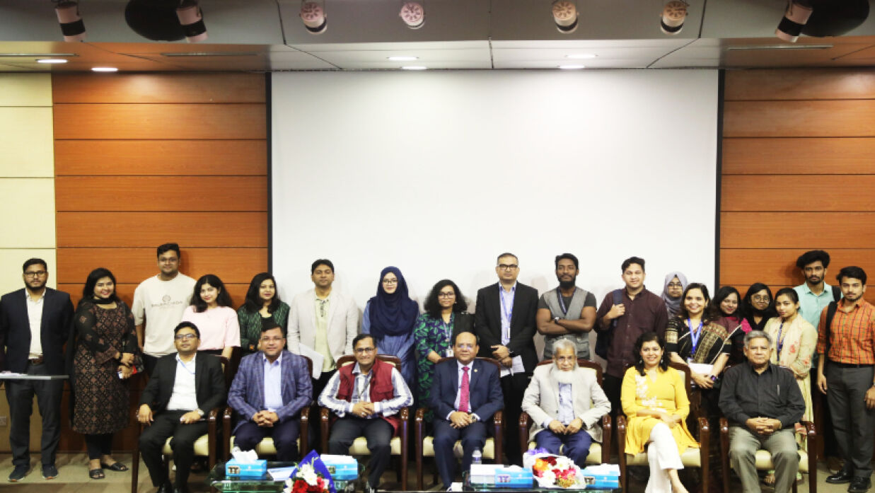 অনুষ্ঠানে অতিথিদের সাথে নর্থ সাউথ বিশ্ববিদ্যালয়ের শিক্ষার্থীরা