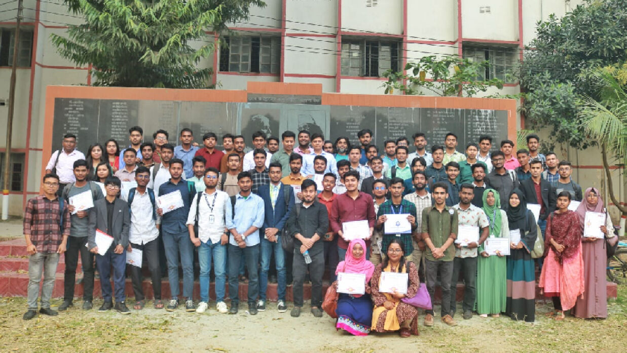 কর্মশালায় অংশ নেওয়া শিক্ষার্থীরা