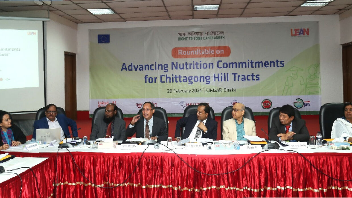 আলোচনা সভায় অতিথিরা