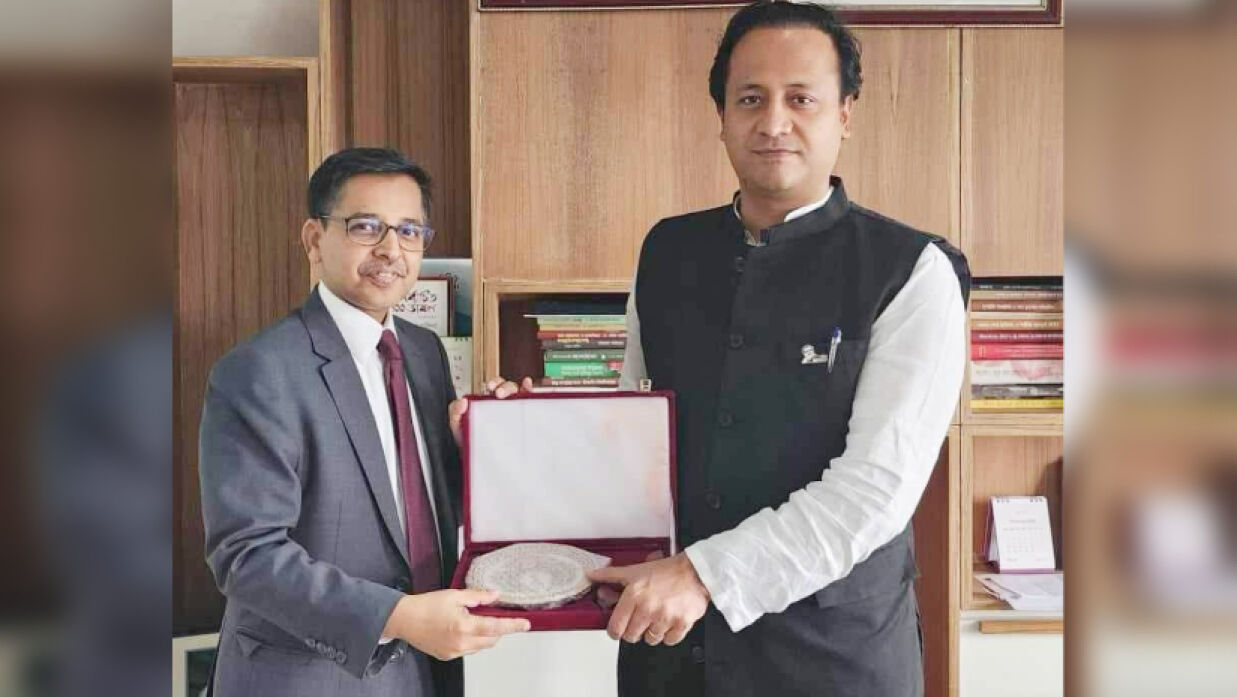 শিক্ষামন্ত্রীর সঙ্গে প্রণয় কুমার ভার্মা