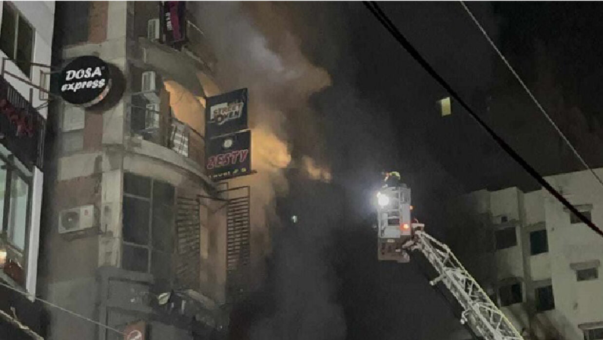 উদ্ধার কার্যক্রম পরিচালনা করছে ফায়ার সার্ভিসের কর্মীরা