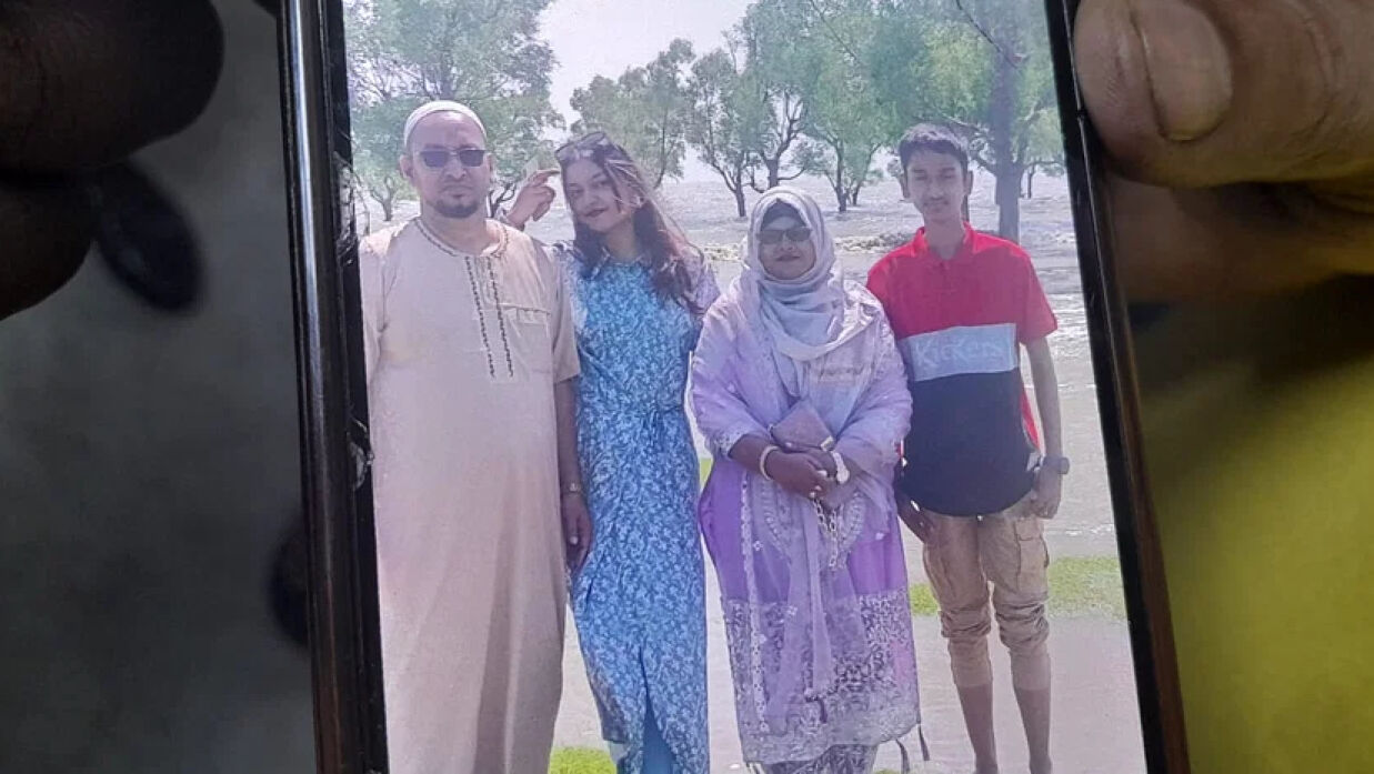 মা-বাবা ও ছোট ভাইয়ের সঙ্গে নিহতহ শিক্ষার্থী নুসরাত