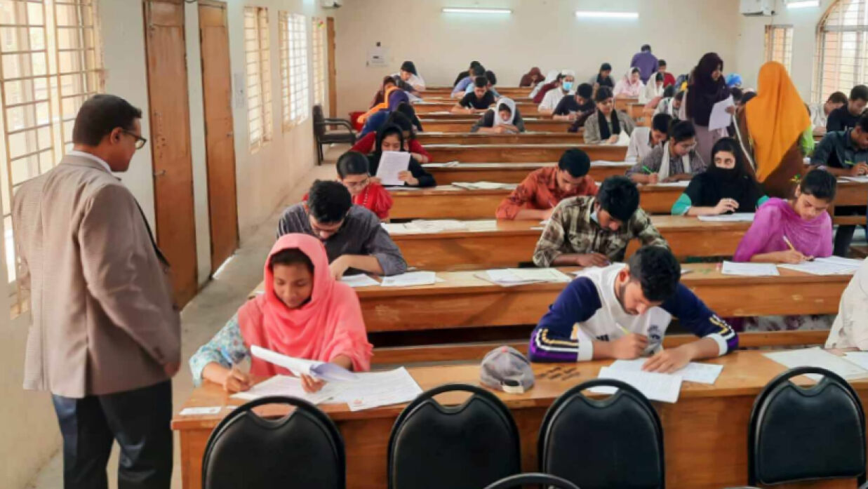পরীক্ষা কেন্দ্র পরিদর্শনে ববি উপাচার্য বদরুজ্জামান ভূঁইয়া