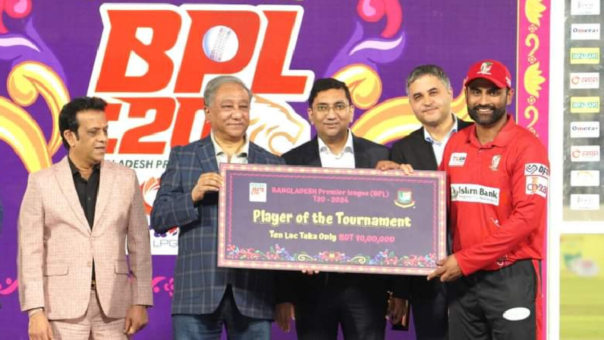 পুরস্কার হাতে তামিম ইকবাল