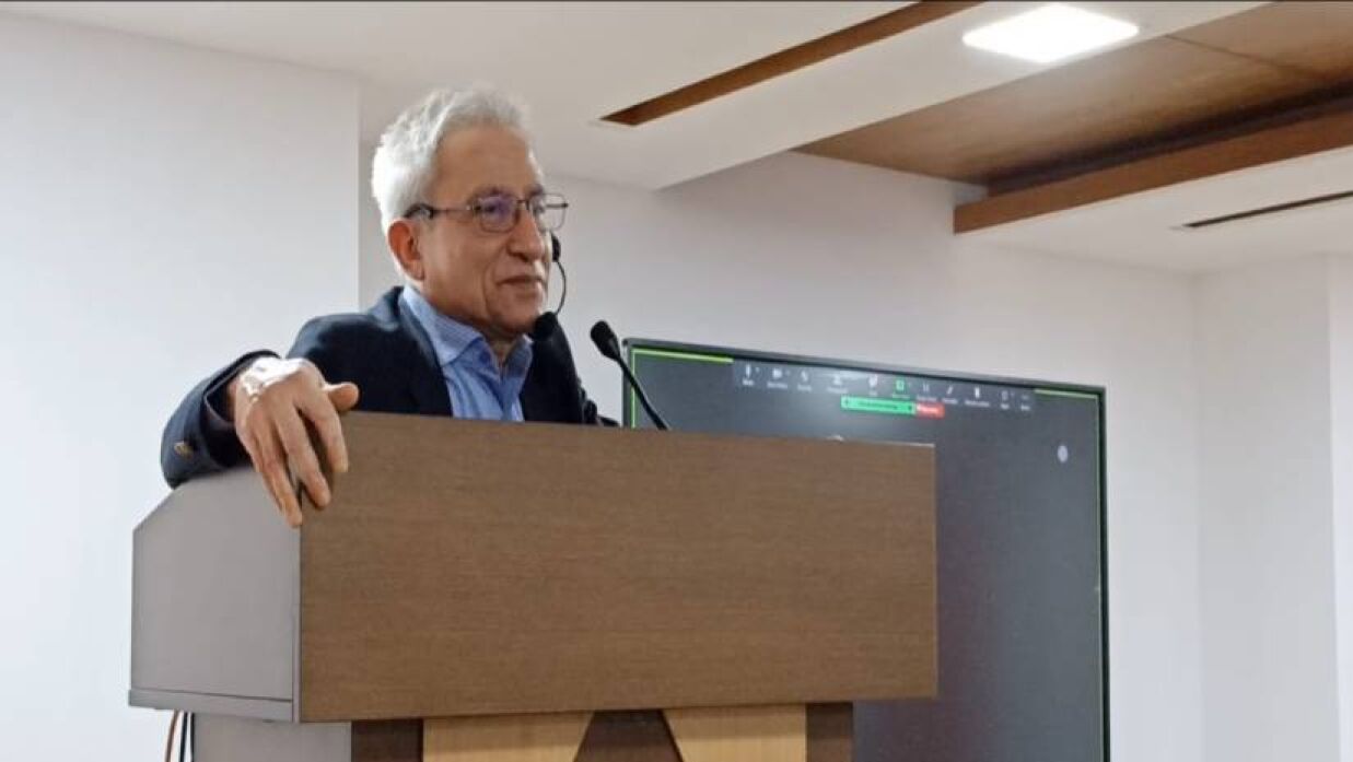 বক্তব্য রাখছেন বিশ্বব্যাংকের সাবেক লিড ইকোনমিস্ট ড. জাহিদ হোসেন