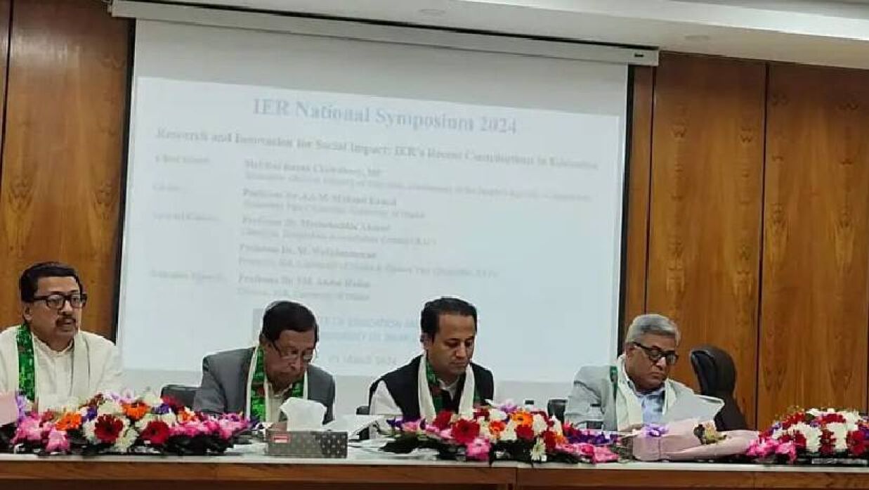 জাতীয় সিম্পোজিয়ামে অতিথিরা