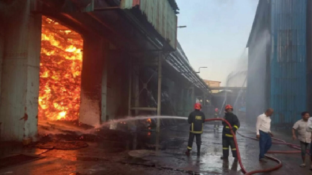 ২৩ ঘণ্টায়ও নিয়ন্ত্রণে আসেনি এস আলম সুগার মিলের আগুন