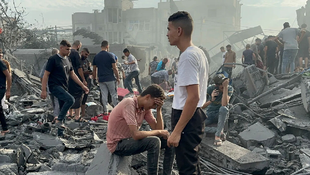 গাজায় ইসরায়েলি হামলায় বিধ্বস্ত বসতি