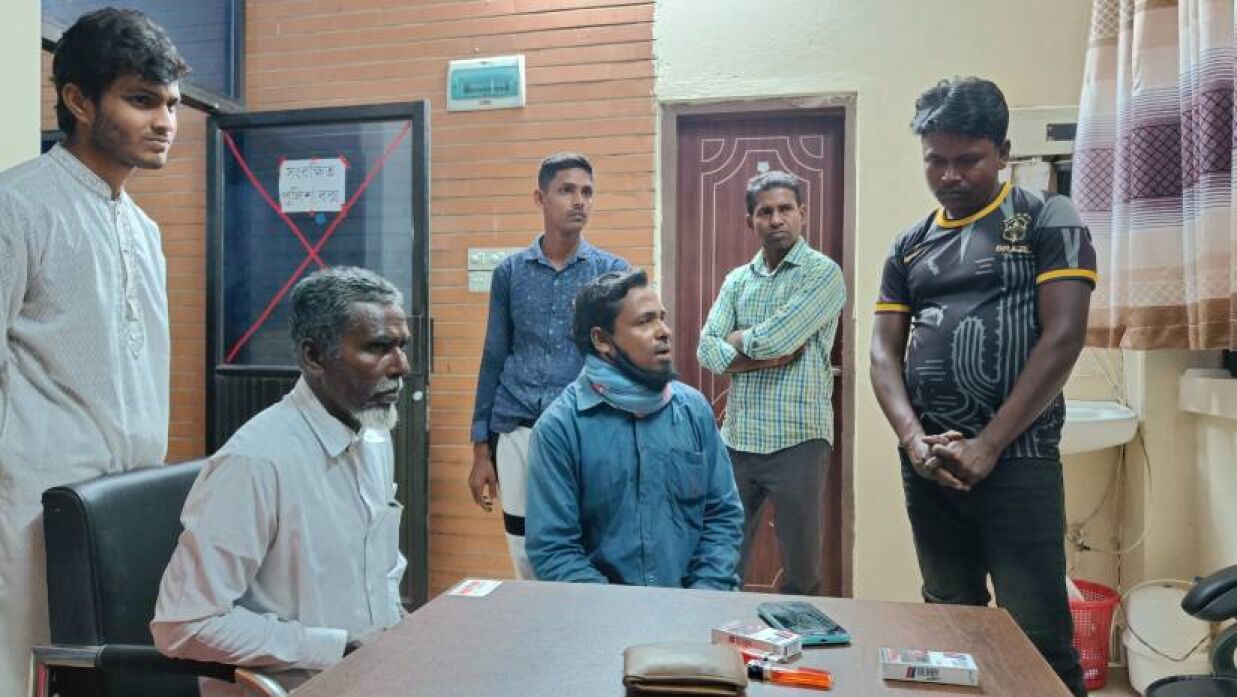 চবিতে মদ্যপান অবস্থায় রিকশাচালক আটক, মুচলেকায় মুক্তি