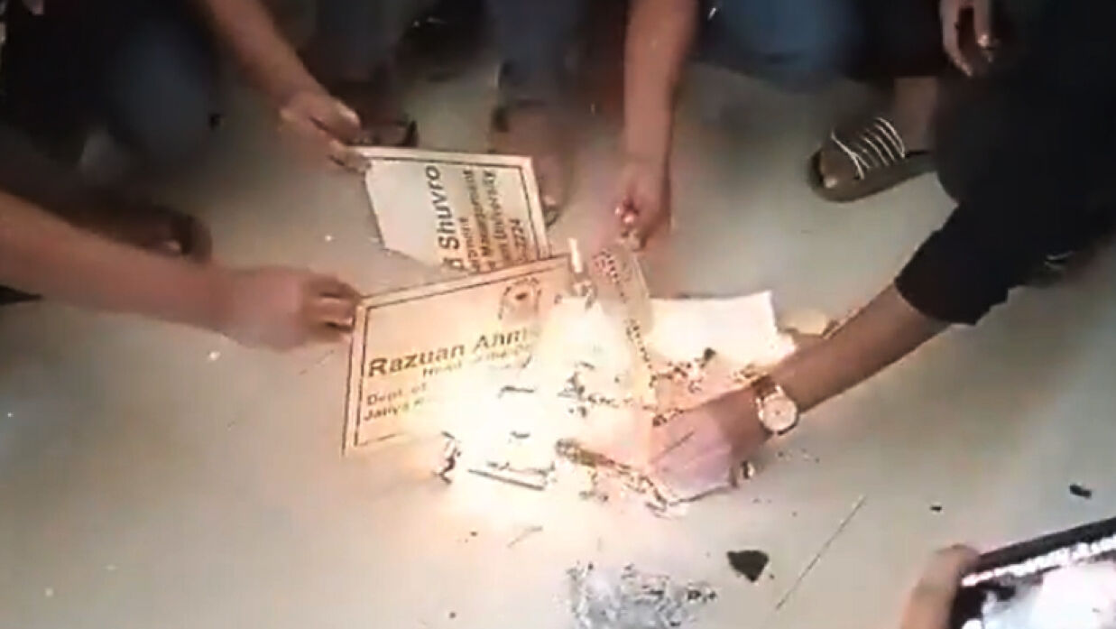 বিভাগীয় প্রধানের নামফলক পুড়িয়ে দিলেন শিক্ষার্থীরা