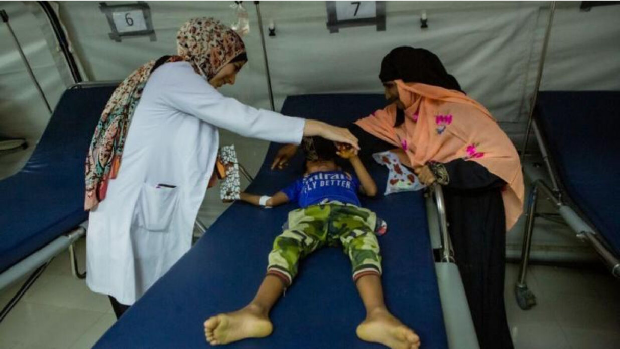 রোগী দেখছেন চিকিৎসক