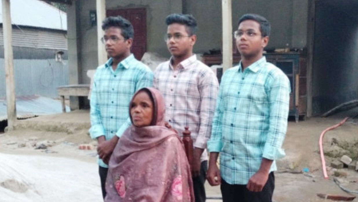 মায়ের সঙ্গে তিন যমজ ভাই