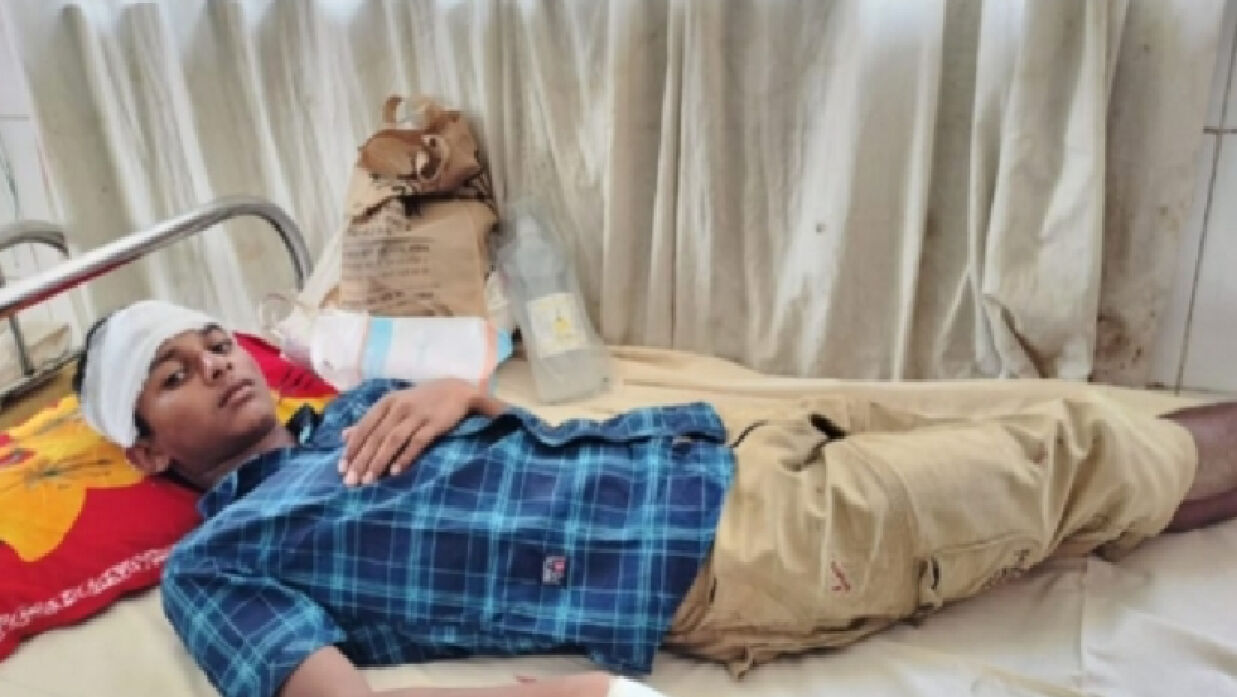 ছাত্রী উত্যক্তের প্রতিবাদ করায় বিদ্যালয়ে হামলা, এক ছাত্র আহত