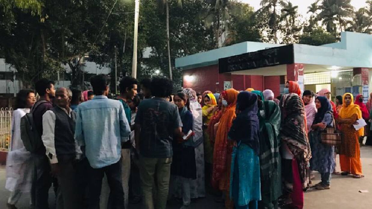 রোকেয়া হলের প্রধান ফটকের সামনে অবস্থান নেয় হলের প্রায় অর্ধশত আবাসিক ছাত্রী