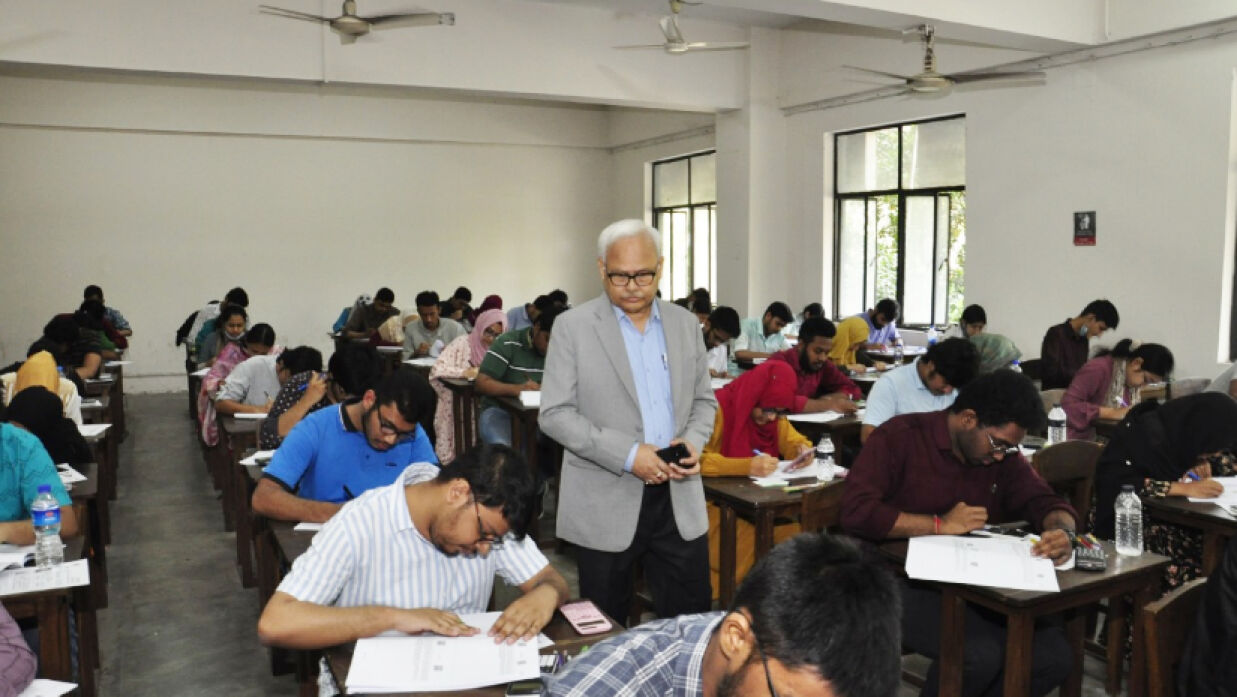 ভর্তি পরীক্ষা কেন্দ্র পরিদর্শনে বুয়েট উপাচার্য