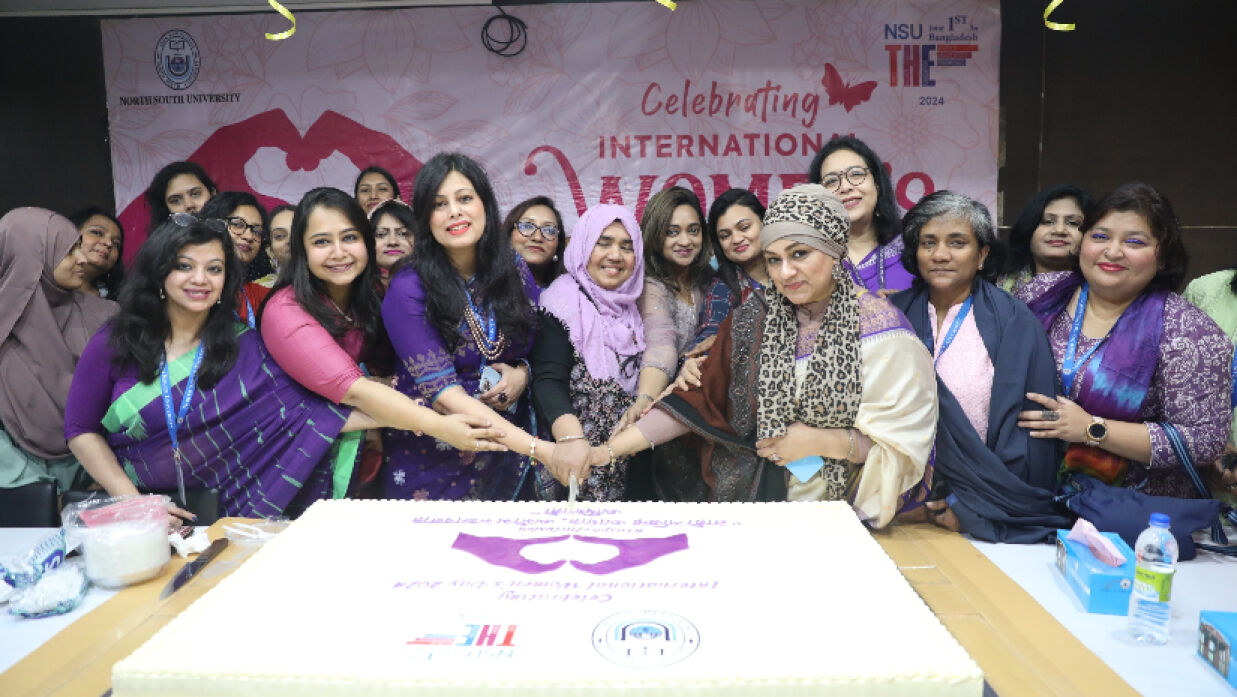 নারী শিক্ষক, কর্মকর্তা ও কর্মচারীরা কেক কেটে অনুষ্ঠানটির উদ্বোধন করেন।