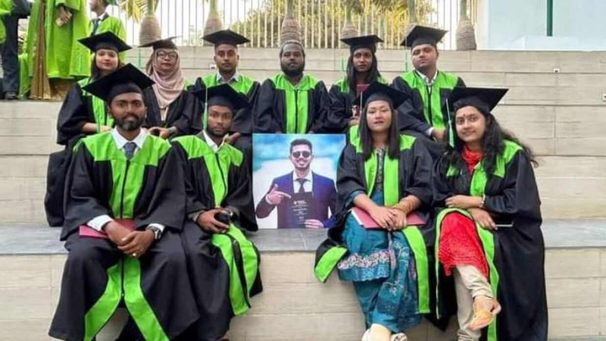 না থেকেও সমাবর্তনে ছবি হয়ে বন্ধুদের সঙ্গে ছিলেন তুষার