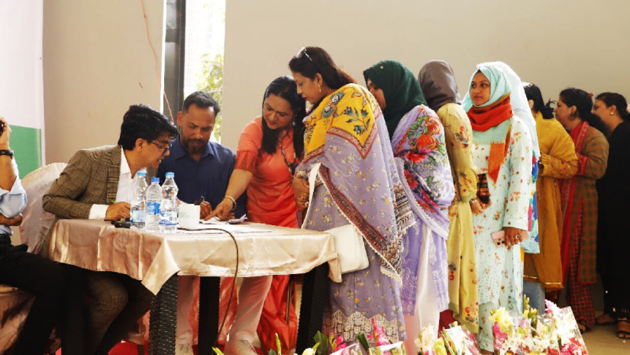 বিদ্যালয়ের ম্যানেজিং কমিটির নির্বাচানে ভোট দিতে ভোটারদের দীর্ঘ সারি