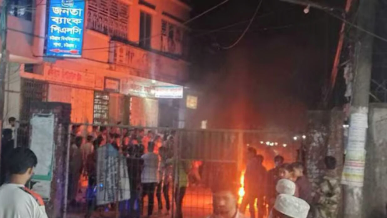 স্থানীয়দের সঙ্গে চবি ছাত্রলীগের দফায় দফায় সংঘর্ষ