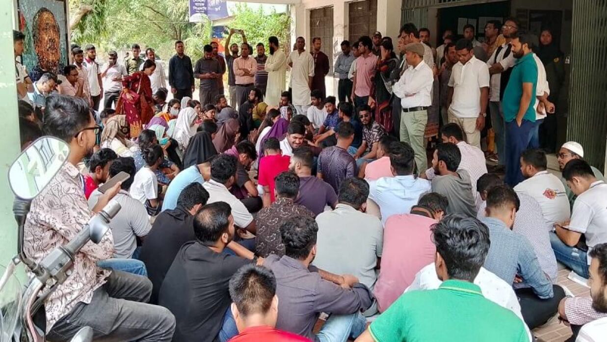 জাতীয় কবি কাজী নজরুল ইসলাম বিশ্ববিদ্যালয়ে শিক্ষার্থীদের অবস্থান কর্মসূচি