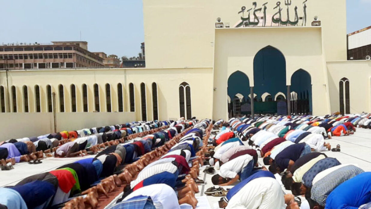 সিজদায় মুসল্লিরা