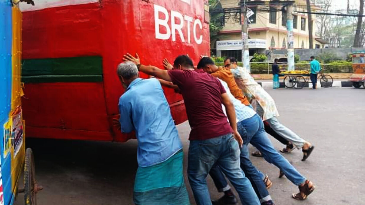 ধাক্কা দিয়ে চালু করার চেষ্টা করা হচ্ছে বরিশাল বিশ্ববিদ্যালয়ের শিক্ষার্থীদের বহনকারী একটি বাস