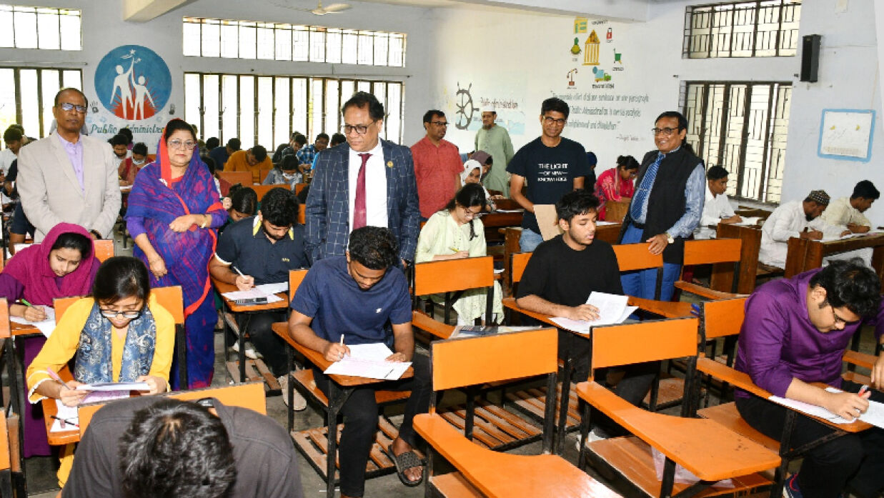 ‘ডি’ ইউনিটের ভর্তি পরীক্ষা পরিদর্শনে চবি উপাচার্য