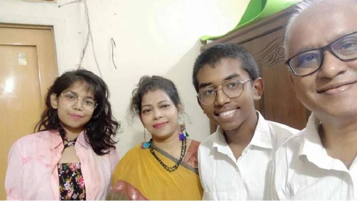 বাবা-মা ও ভাইয়ের সঙ্গে অবন্তিকার এই ছবি এখন শুধুই স্মৃতি 


