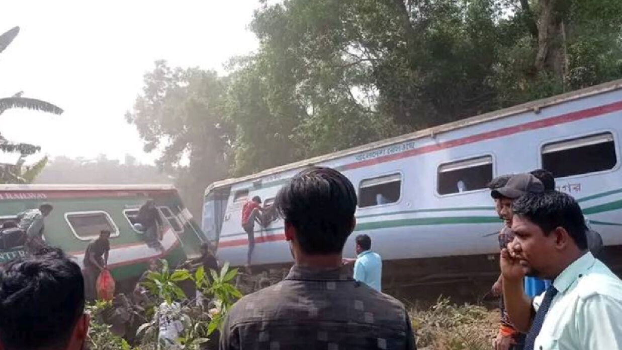 ট্রেনটির কয়েকটি বগি ছড়িয়ে ছিটিয়ে পড়ে থাকতে দেখা গেছে