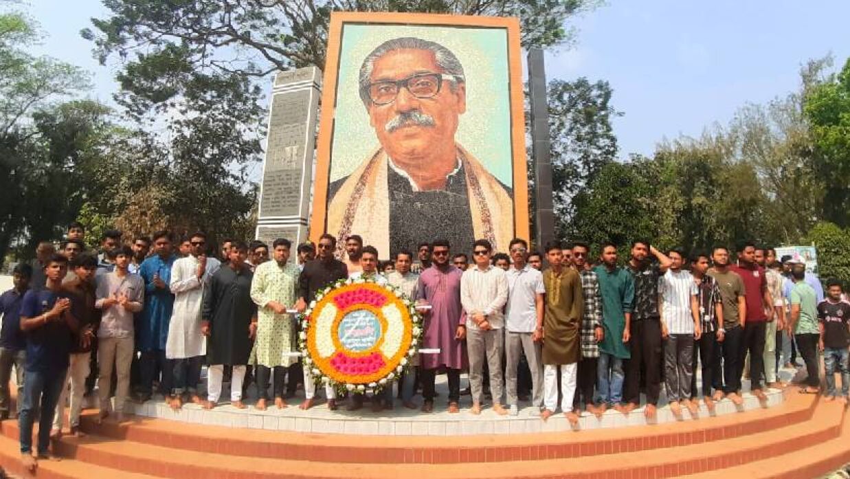বঙ্গবন্ধুর জন্মবার্ষিকীতে ইবি ছাত্রলীগের শ্রদ্ধা নিবেদন