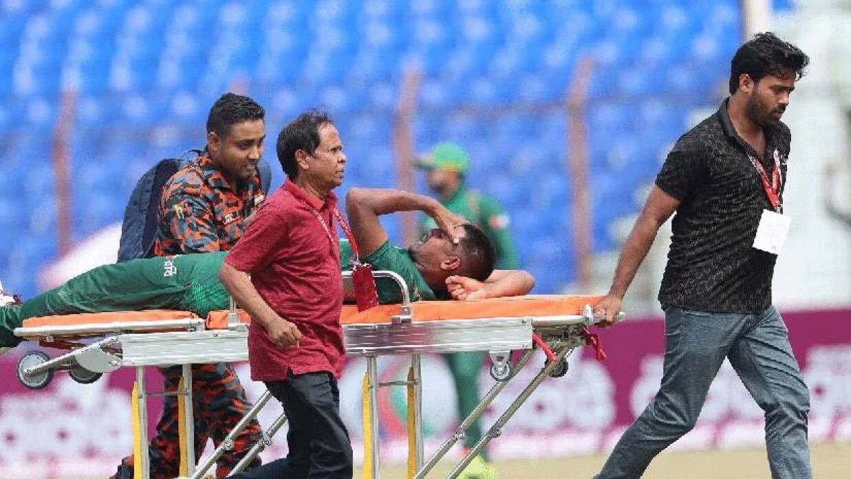 মোস্তাফিজকে স্ট্রেচারে করে নিয়ে যাওয়া হচ্ছে