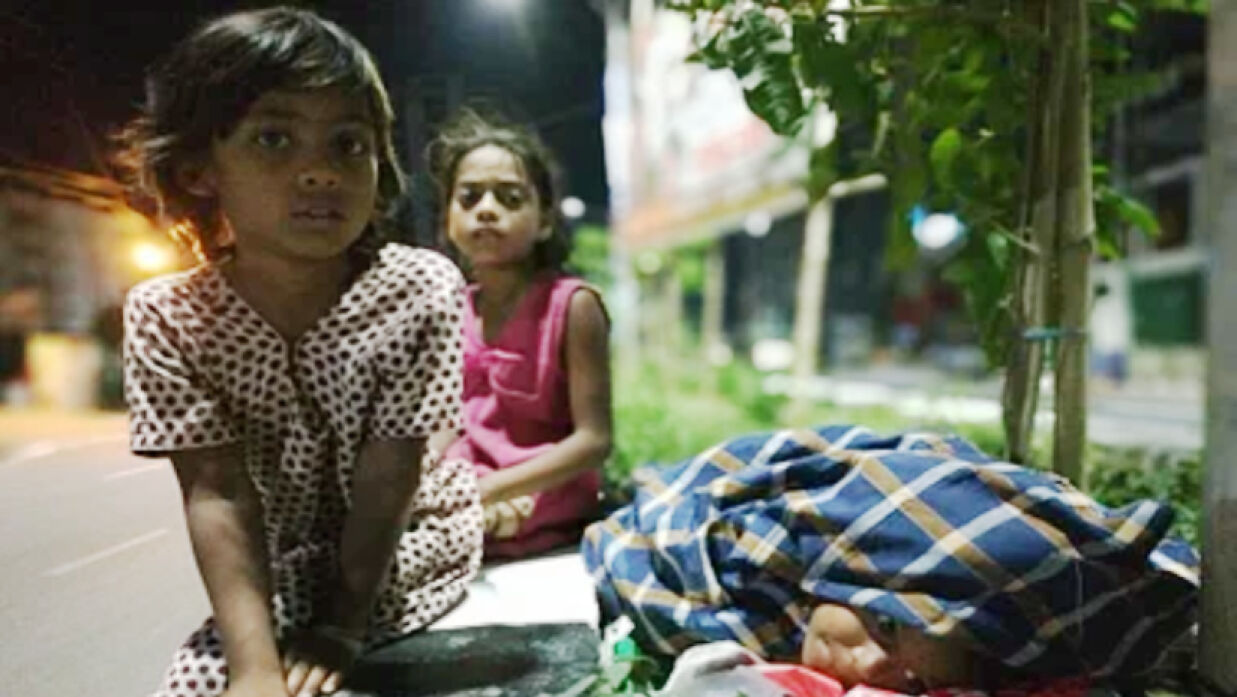 বাবা-মায়ের যত্নের বাইরে দেশের ৩৪ লাখ পথশিশু