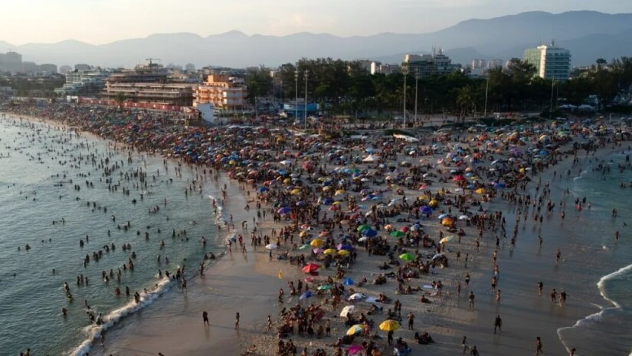 তীব্র গরমে স্বস্তি পেতে ব্রাজিলের অনেকে সৈকতে যাচ্ছেন