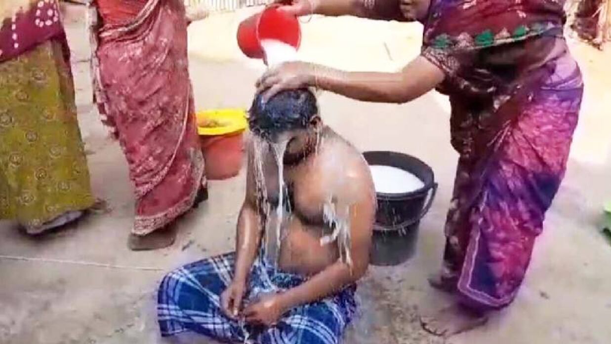 দুধ দিয়ে গোসল করে স্বামীর বিয়ে