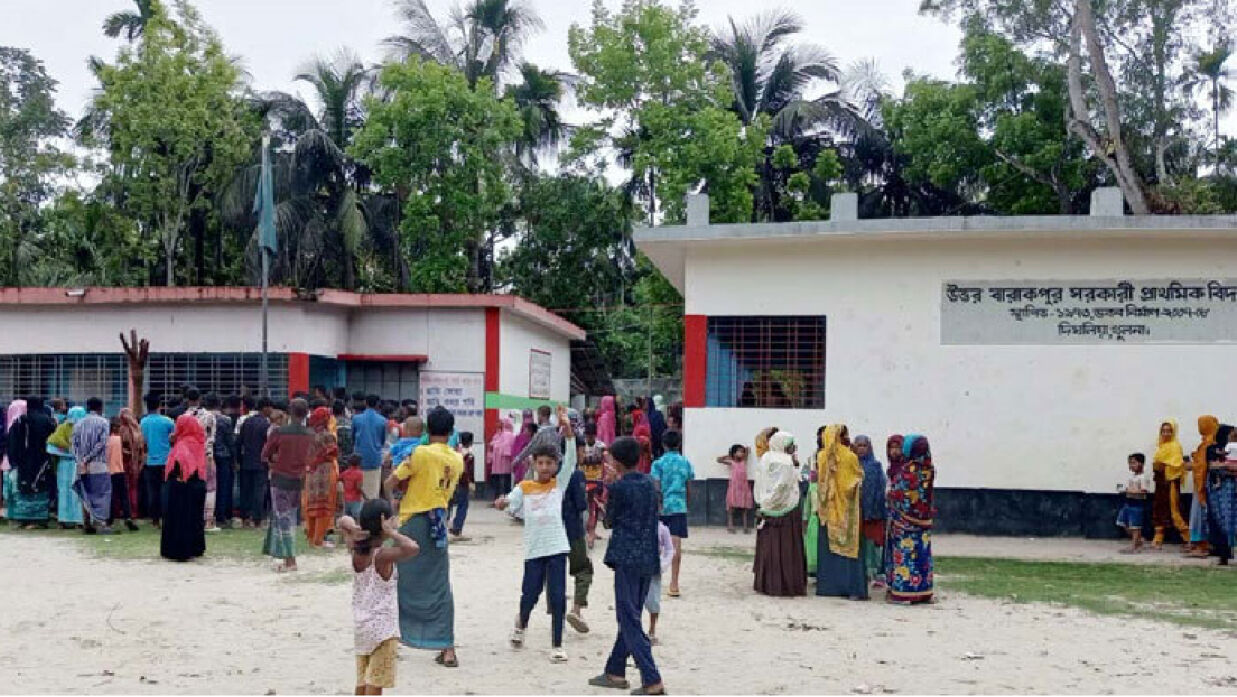 শিক্ষার্থীদের খেলার সময় উচ্চ শব্দ হওয়ায় প্রধান শিক্ষকের কাণ্ড