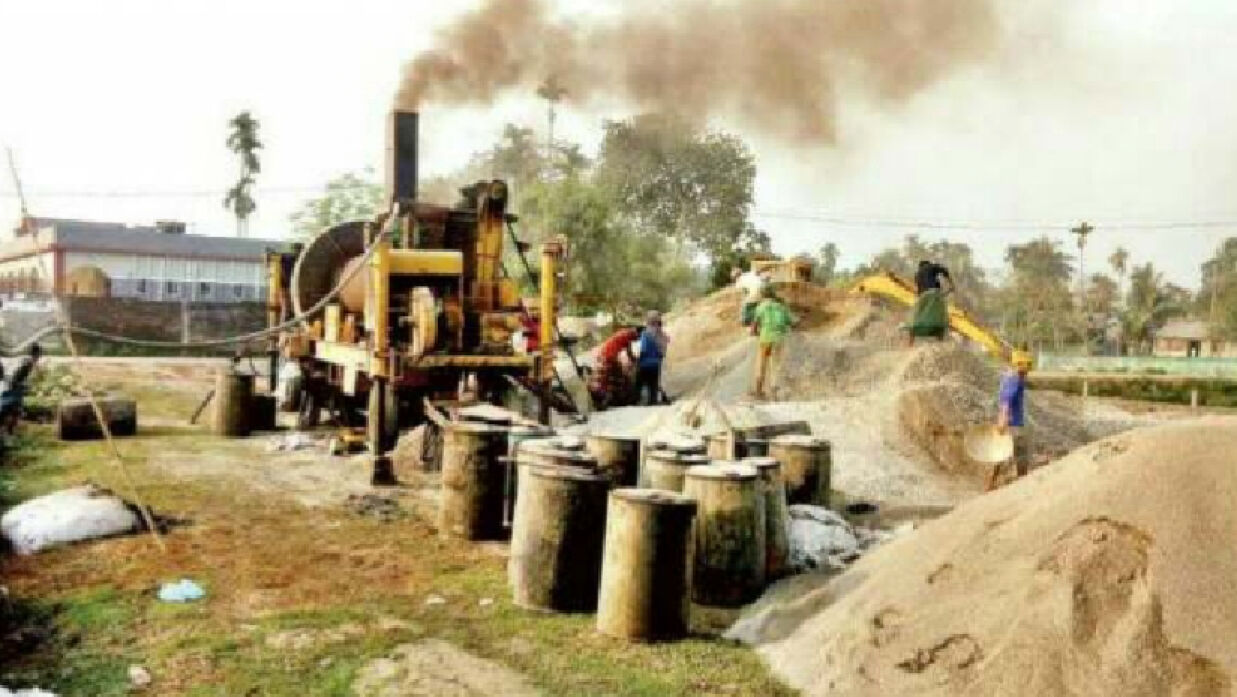 কলেজ গেটের সামনে গলানো হচ্ছে বিটুমিন