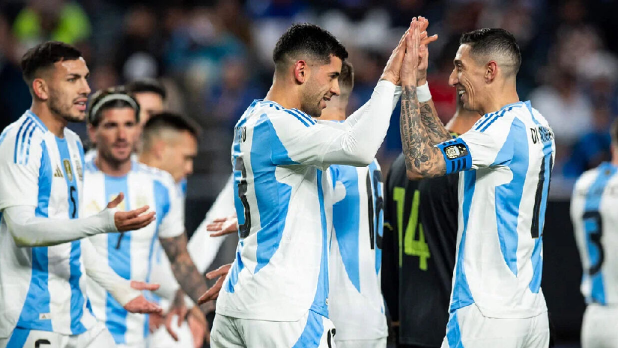 গোলের পর আর্জেন্টিনার উদ্‌যাপন