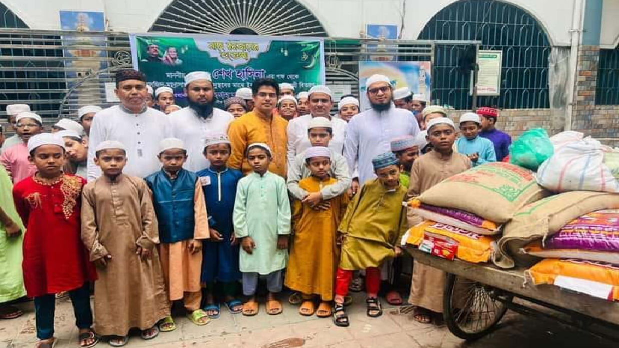 ইফতার ও খাদ্য সামগ্রী বিতরণ