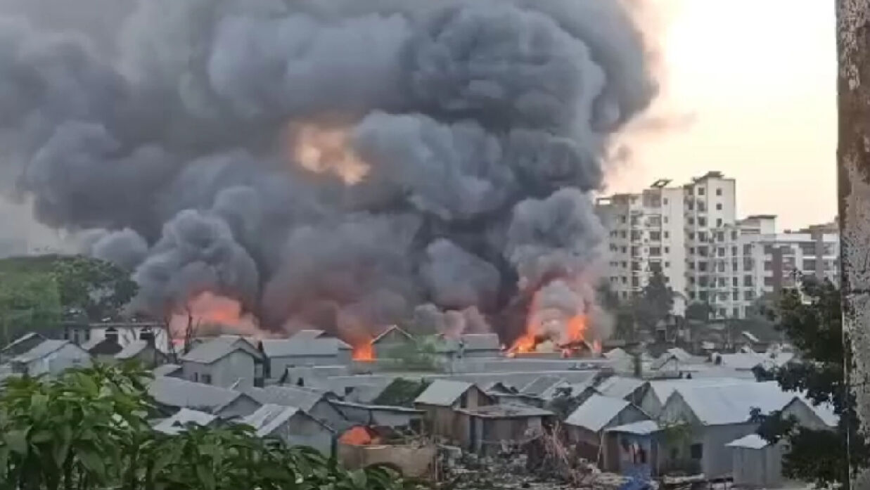 মহাখালীর বস্তিতে আগুন