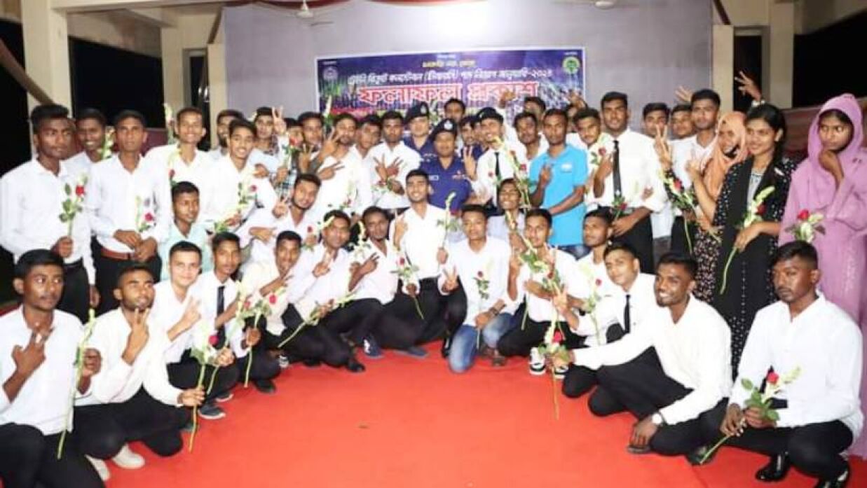 ১৬৫ টাকায় পুলিশে চাকরি পেলেন ৪৫ তরুণ-তরুণী 